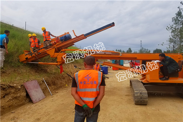 8米基坑支護(hù)鉆機(jī)棗莊施工現(xiàn)場(chǎng)？宏潤(rùn)機(jī)械